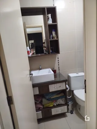 Foto de um banheiro com bancada e vaso sanitário em Lajeado.