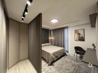 Quarto com cama e armário em ambiente interno.