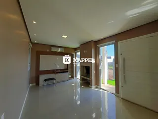 Ambiente interno com piso claro e área de cozinha com bancada.