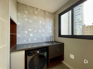Foto de uma cozinha com bancada e janela em um imóvel no Brasil.