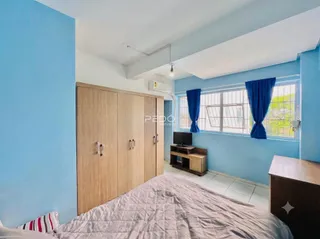 Quarto com armário de madeira e janela azul em um imóvel no Brasil.