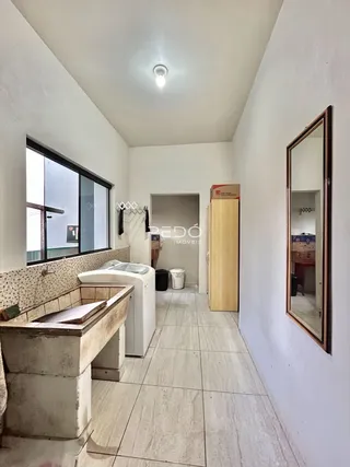 Foto de um banheiro com banheira e piso de cerâmica.