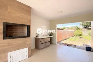 Cozinha com bancada de madeira e piso de cerâmica em um imóvel em Lajeado.