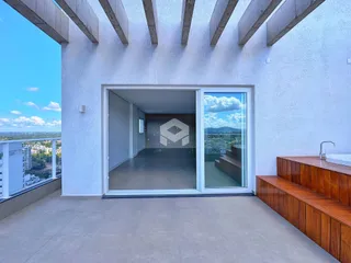 Fachada de um imóvel em Lajeado, Brasil, mostrando uma abertura para uma área interna.
