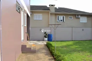 Exterior da casa em Lajeado, Brasil, com jardim e calçada.