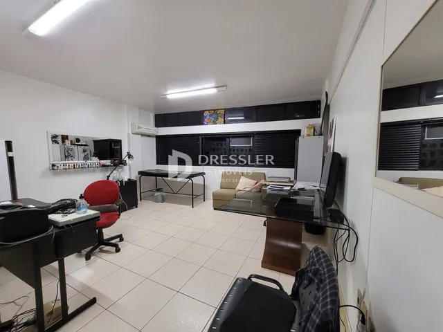 Imagem de uma sala de estar com decoração moderna em Lajeado.