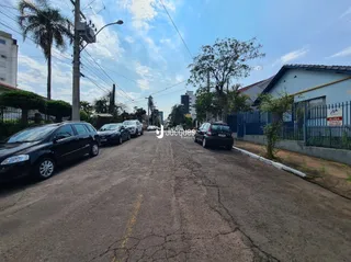 Vista da fachada de uma rua em Lajeado, Brasil, com veículos estacionados.