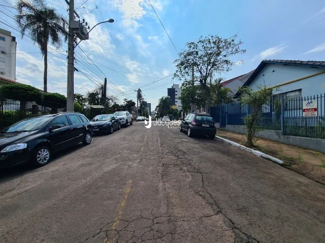 Vista da fachada de uma rua em Lajeado, Brasil, com veículos estacionados.