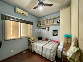 Foto de um quarto com janela e armário em uma propriedade no Brasil.