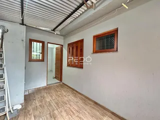 Foto de um corredor interno com piso de cerâmica e portas de madeira.