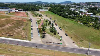 Vista aérea de um terreno com área verde e estrada em Lajeado.