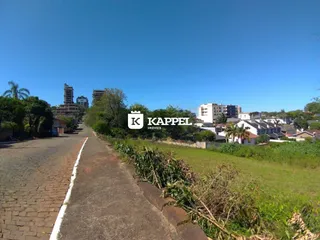 Vista da estrada e vegetação ao longo de uma margem verde em Lajeado.