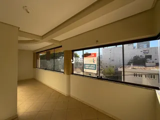 Corredor interno com grandes janelas de vidro em um imóvel em Lajeado.