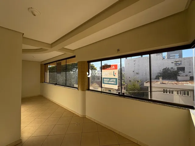 Corredor interno com grandes janelas de vidro em um imóvel em Lajeado.