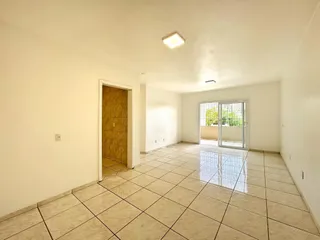 Interior de uma sala com piso de cerâmica clara.