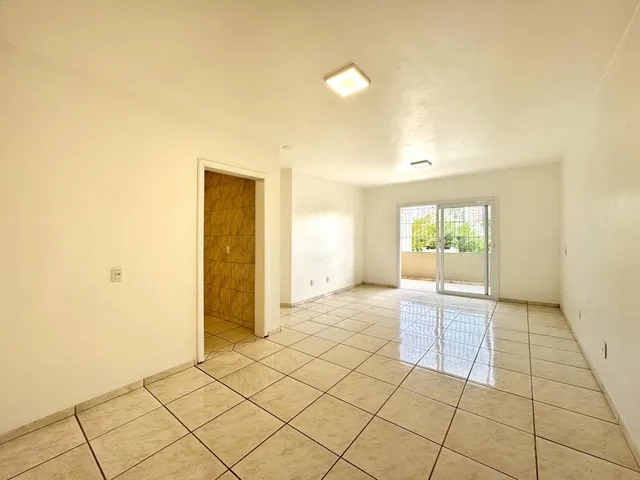 Interior de uma sala com piso de cerâmica clara.