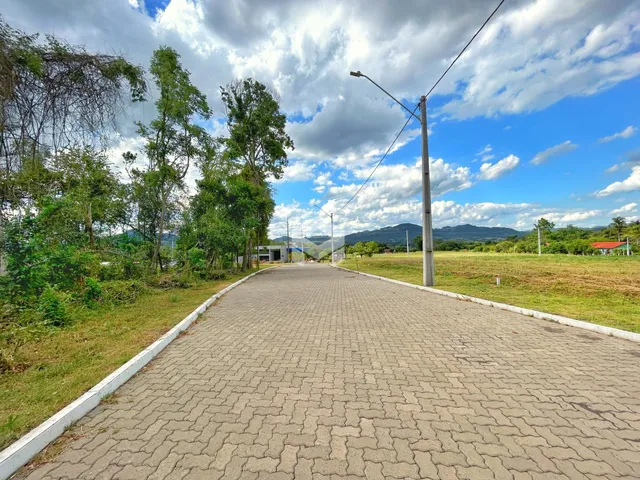 Vista da estrada de acesso de uma propriedade em Lajeado, Brasil, com vegetação ao redor.