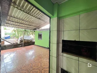 Área interna com piso de cerâmica que se abre para uma área externa.