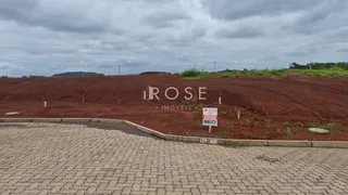 Vista da propriedade com terreno de terra vermelha.