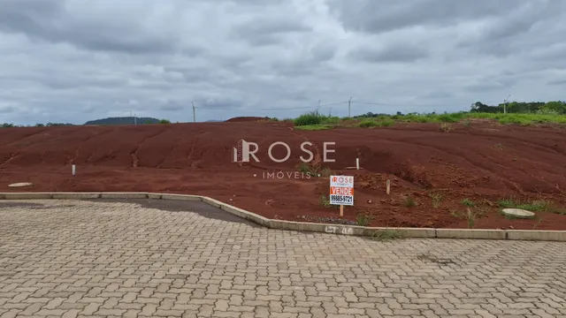 Vista da propriedade com terreno de terra vermelha.