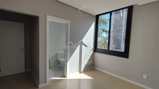 Foto de um corredor com acesso a um banheiro moderno em um imóvel.