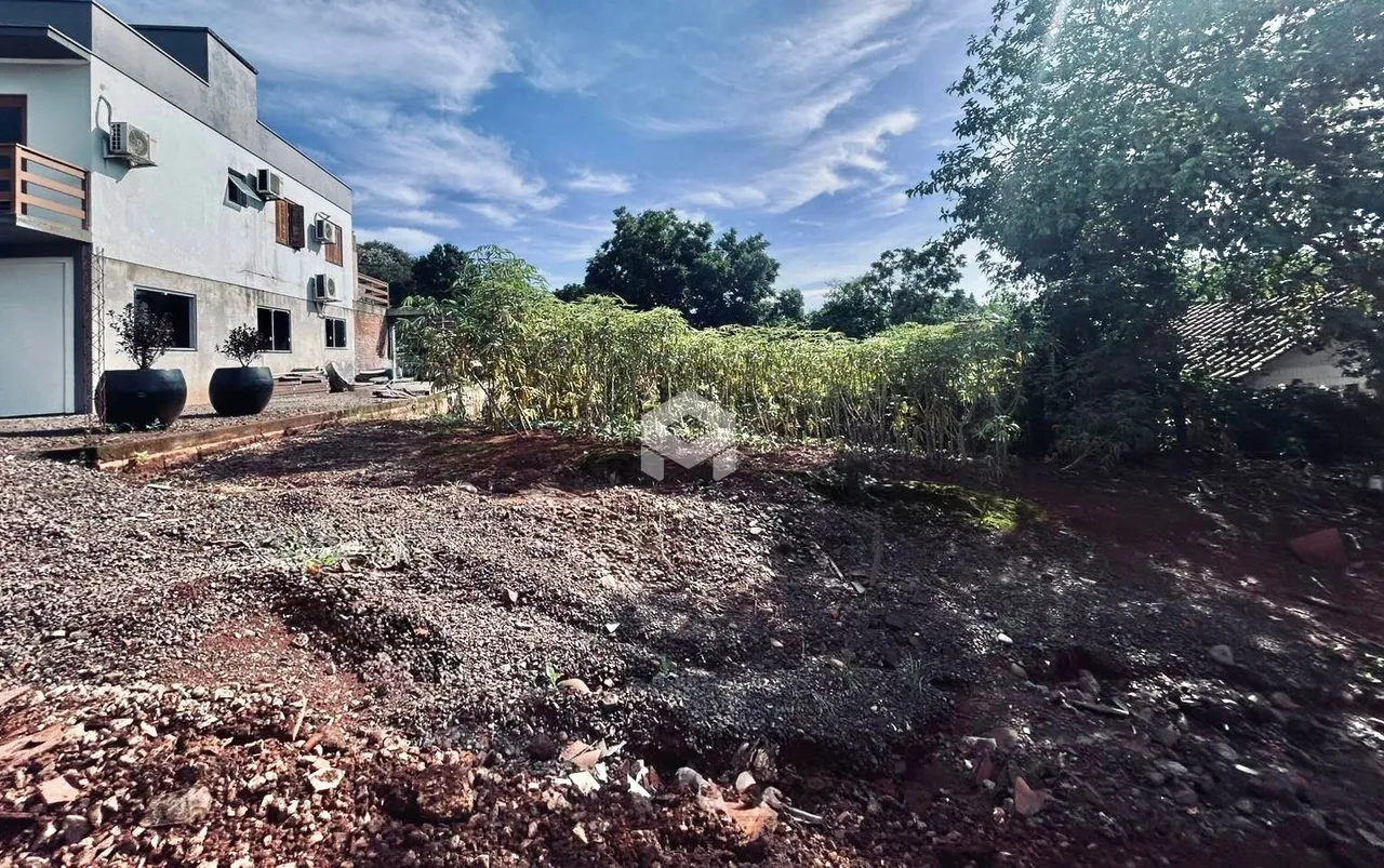 Vista da fachada de uma casa com terreno em primeiro plano.