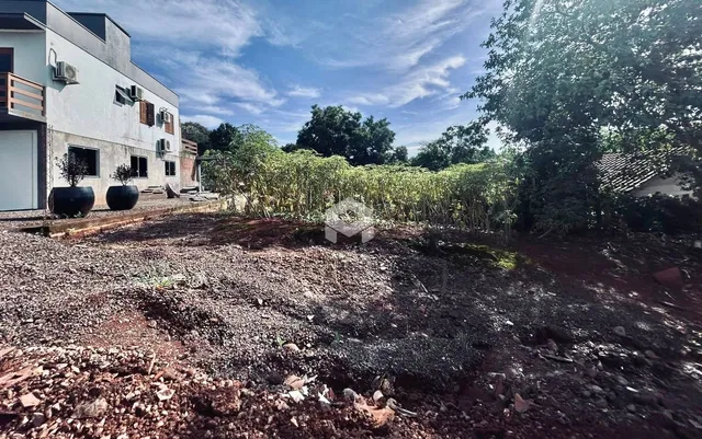 Vista da fachada de uma casa com terreno em primeiro plano.