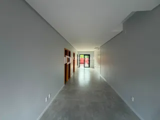 A foto mostra um corredor interno de uma residência.
