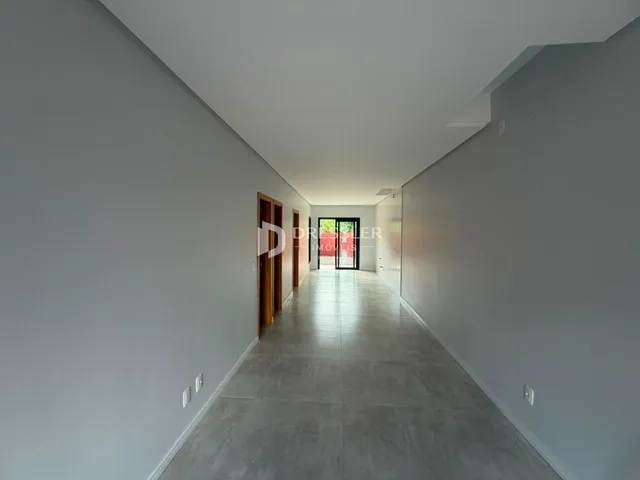 A foto mostra um corredor interno de uma residência.