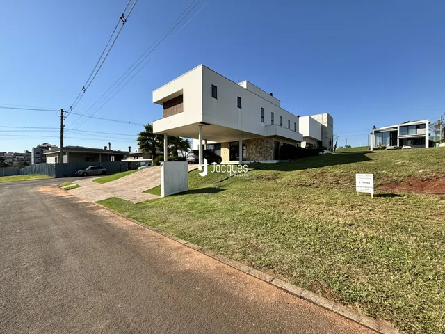 Fachada de uma casa moderna em Lajeado, Brasil.