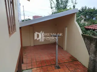 A fachada de uma residência em Lajeado, Brasil, com piso de tijolos vermelhos.