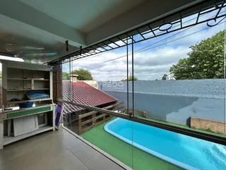 Vista de uma piscina e área externa de uma propriedade em Lajeado, Brasil.