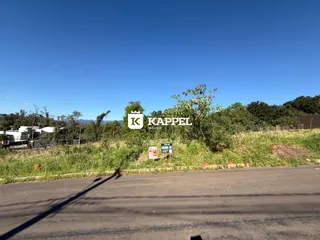 Vista externa de uma propriedade em Lajeado, com vegetação e estrada no primeiro plano.