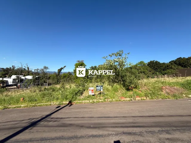 Vista externa de uma propriedade em Lajeado, com vegetação e estrada no primeiro plano.