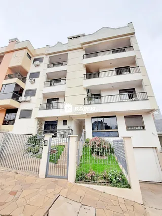 Fachada de um prédio residencial com varandas e jardim em Lajeado, Brasil.