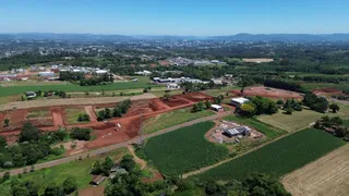 Vista aérea de terras agrícolas e vegetação na região de Lajeado.