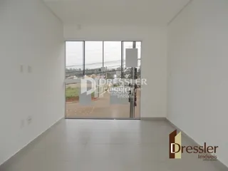 Ambiente interno de uma sala com paredes brancas e piso claro.