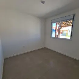 Foto de um cômodo interno com paredes brancas e piso claro.