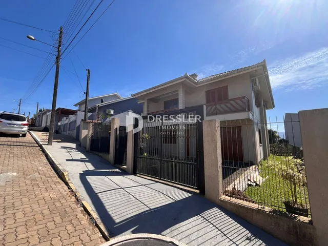 Fachada de uma casa residencial em Lajeado, Brasil, com cerca e calçada.