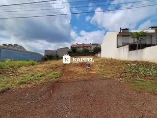 Vista externa de uma residência em Lajeado, Brasil, com terreno seco em primeiro plano.