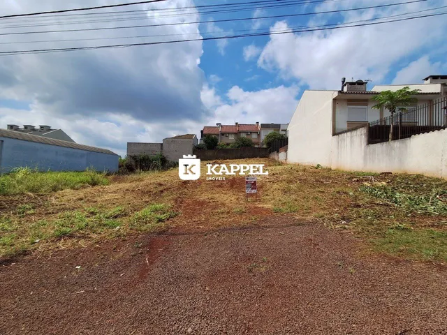 Vista externa de uma residência em Lajeado, Brasil, com terreno seco em primeiro plano.