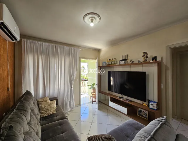 Foto da sala de estar de um imóvel em Lajeado, Brasil.