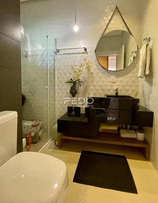 Foto de um banheiro moderno com box de vidro e pia.