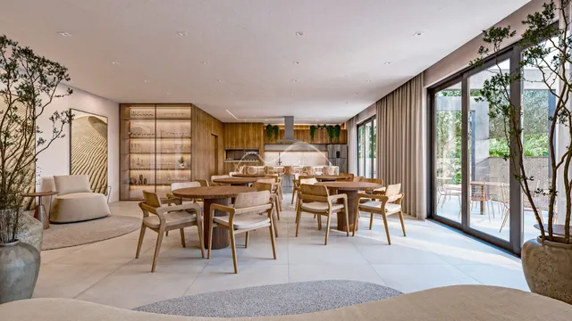Uma sala de jantar ampla com mesas de madeira e portas de vidro.