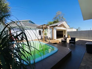 Vista externa de uma piscina e área de lazer de uma residência em Lajeado.