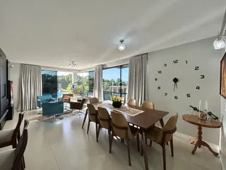 Sala de jantar e estar com vista para o exterior em Lajeado, Brasil.