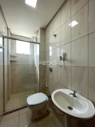 Foto de um banheiro com revestimento cerâmico nas paredes.