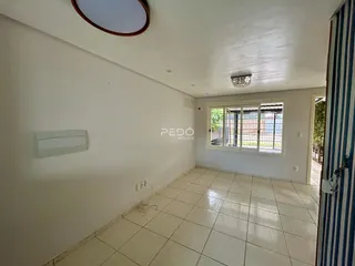 Ambiente interno com piso de cerâmica e parede branca.