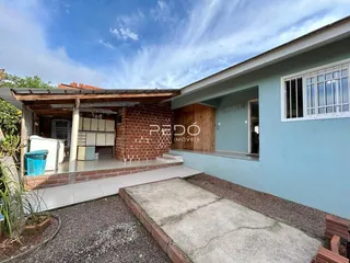 Vista externa de uma casa em Lajeado, Brasil, mostrando a fachada e a área do quintal.