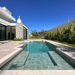 Foto de uma piscina externa em uma propriedade.